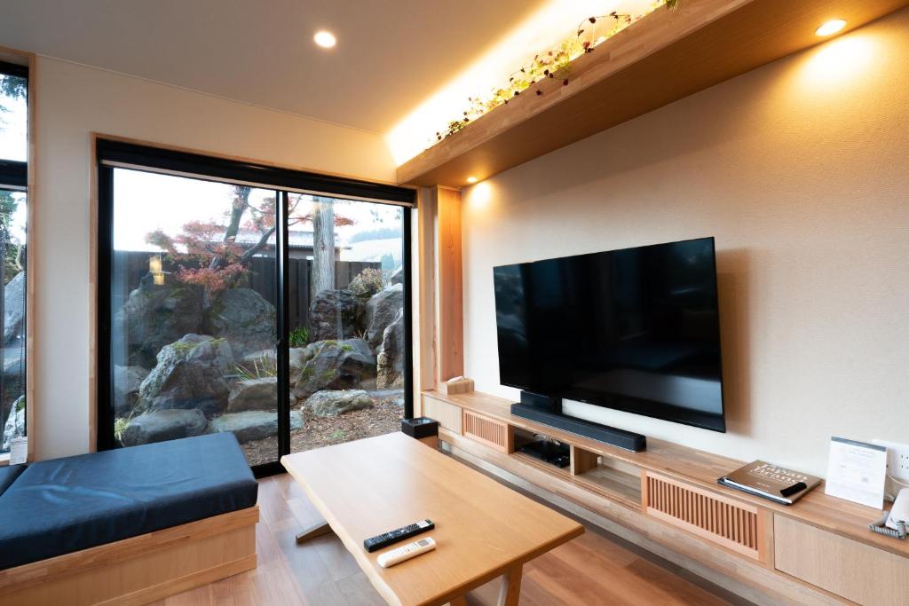 TV a/nebo společenská místnost v ubytování Maruyama Onsen Kojyokan