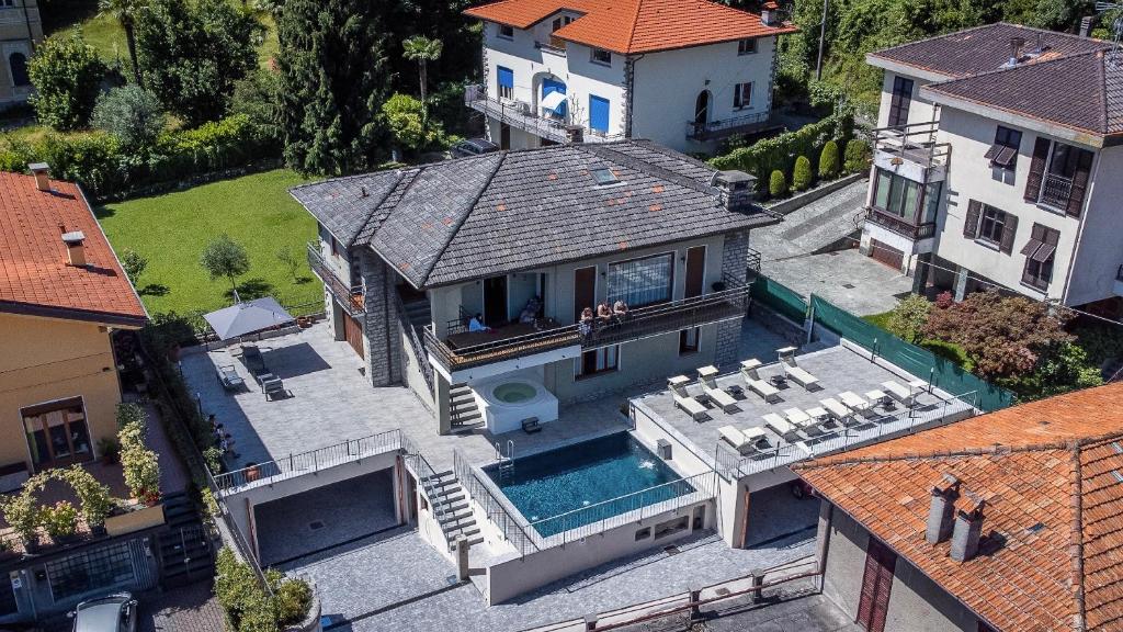 eine Luftansicht eines Hauses mit Pool in der Unterkunft Villa Senagra Holidays Lake Como in Menaggio