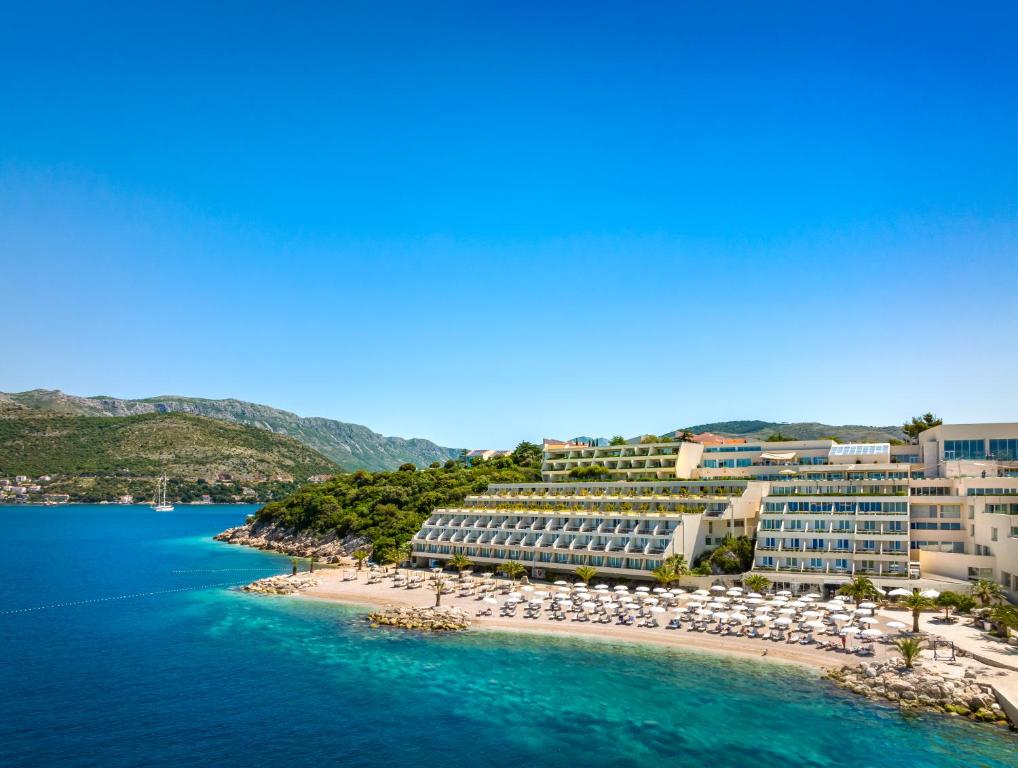 杜布羅夫尼克的住宿－Dubrovnik President Valamar Collection Hotel，海滩上的度假村的空中景观