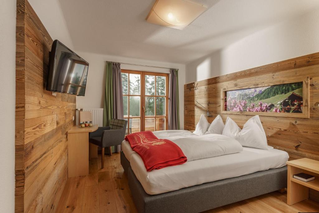 Ein Bett oder Betten in einem Zimmer der Unterkunft Naturhotel Lärchenhof