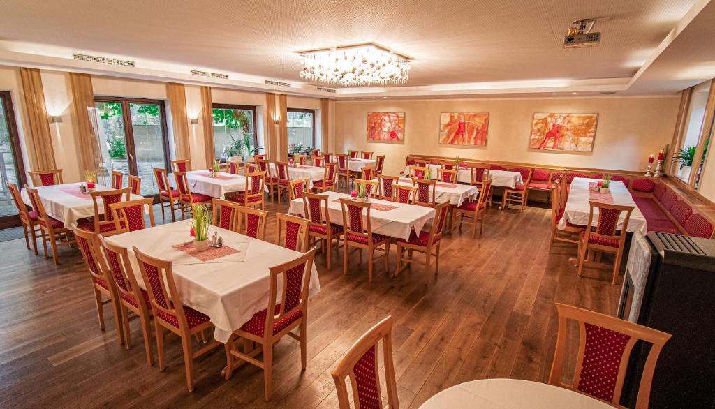 Un restaurante u otro lugar para comer en Gasthof Pöchhacker