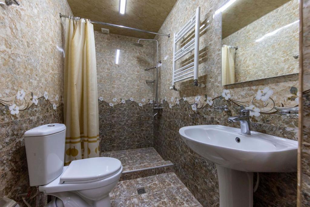 Tatev Hotel and Tours - Quadruple Room With Private Bathroom