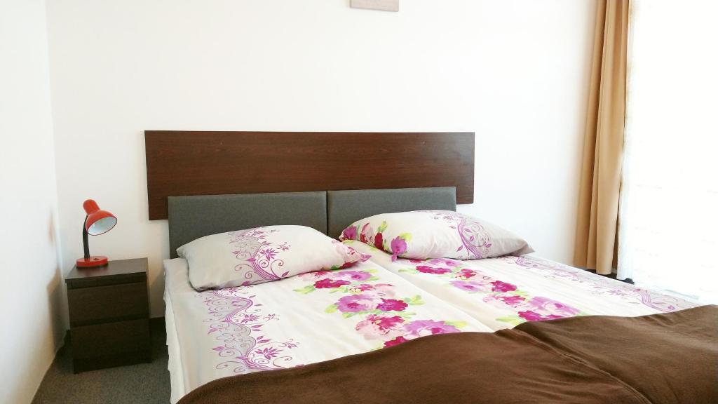 Łóżko lub łóżka w pokoju w obiekcie Klif pokoje gościnne z widokiem na morze