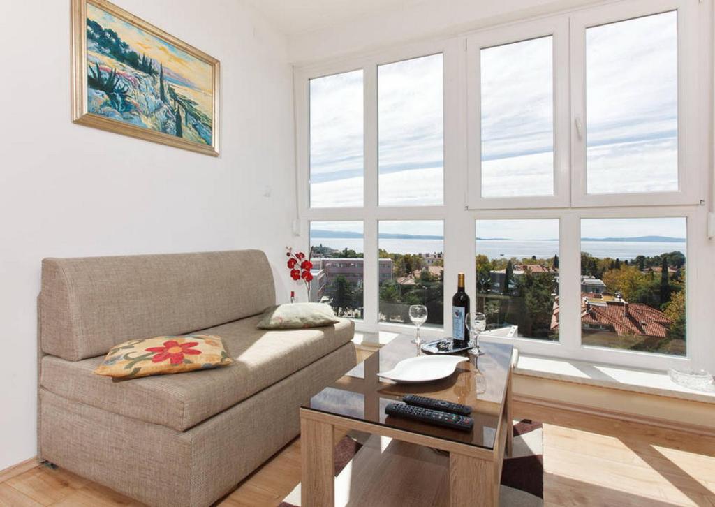 uma sala de estar com um sofá e uma mesa em Apartment 28 em Split