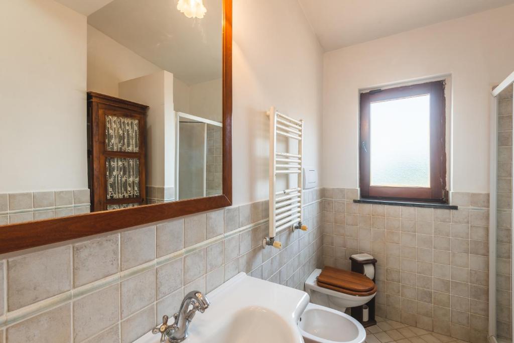A bathroom at Casale Ianus - Country house with Panoramic View