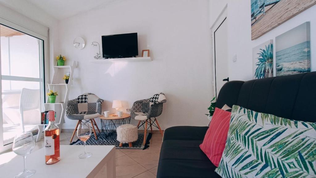 TV a/nebo společenská místnost v ubytování Beach apartment with Beach chairs n.1