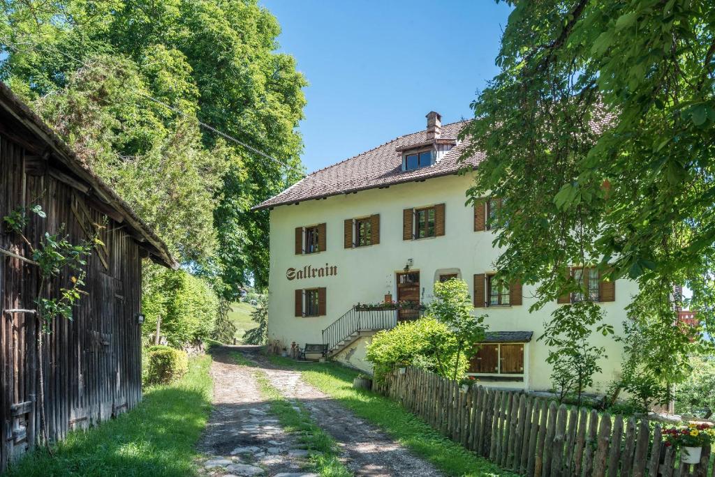 Zahrada ubytování Sallrain Hof Apartment 2