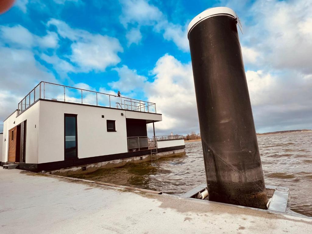 un edificio en un muelle en el agua en schwimmendes Haus Lütte, en Ribnitz-Damgarten