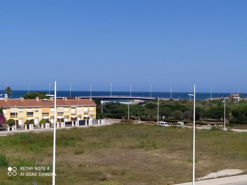 uma vista para um edifício com o oceano ao fundo em Blue View em Playa de Gandia