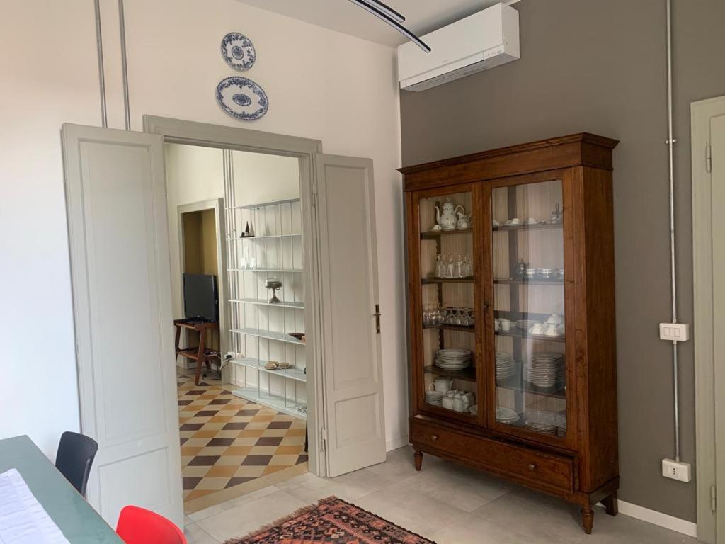 Casa dai Toni Cortesi 2 في بيرغامو: غرفة مع خزانة خشبية ومرآة