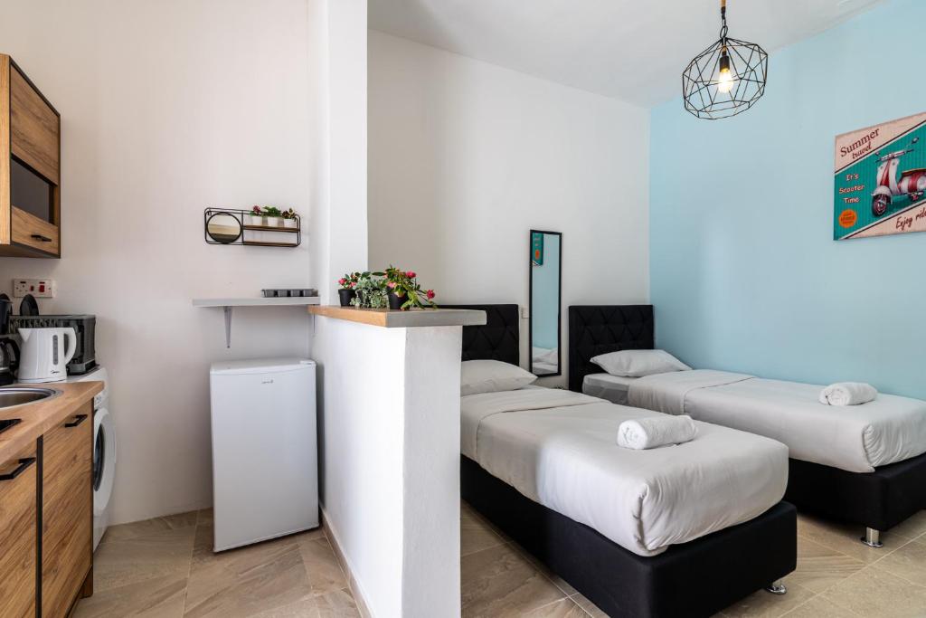Simba Studio in Larnaca w/ Terrace - Studio Apartment