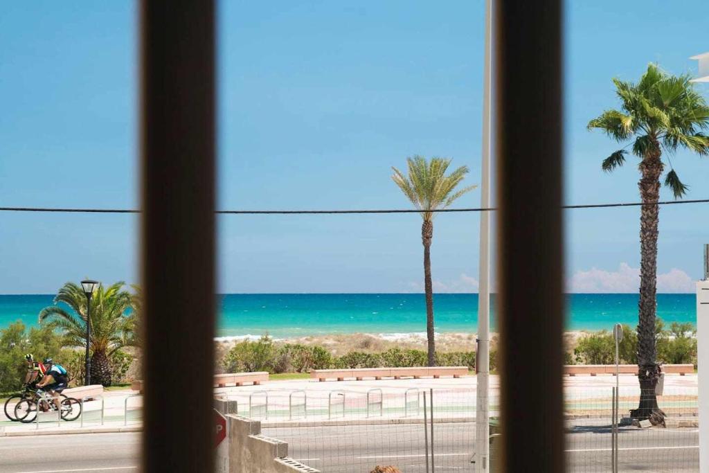 - une vue sur la plage depuis la fenêtre dans l'établissement Las Minvas Relax, à Grao de Castellón
