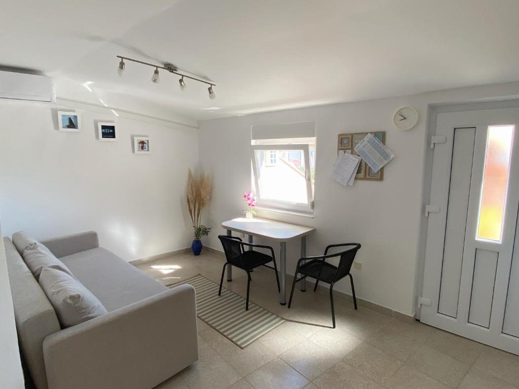 Posedenie v ubytovaní Beachfront Apartment