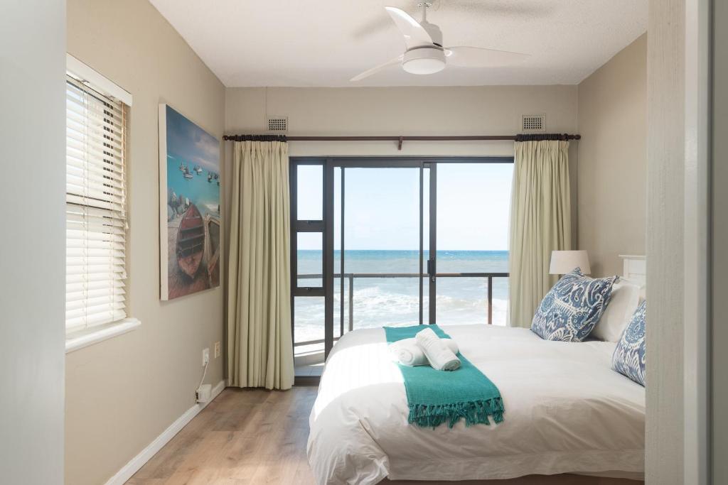 um quarto com uma cama e vista para o oceano em The Bay 2 em Ballito