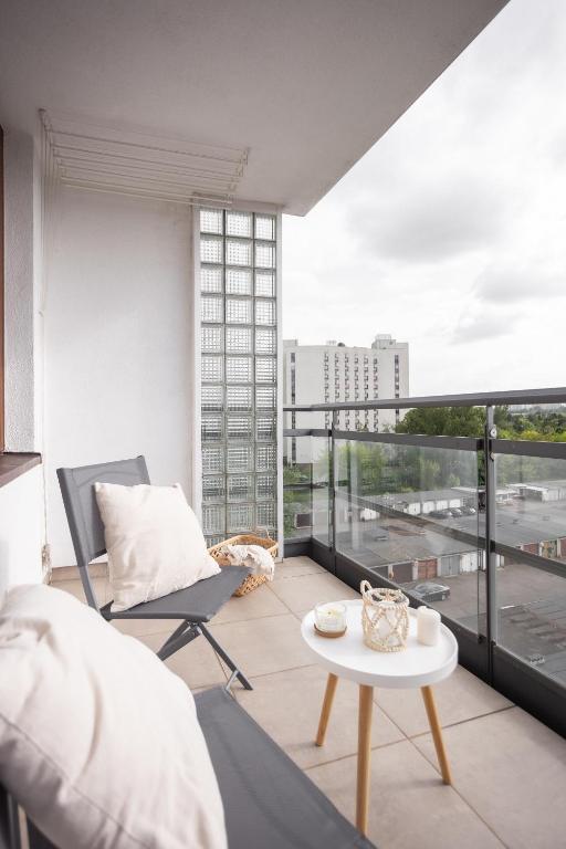Balkon lub taras w obiekcie SuperApart Bobrowiecka 3