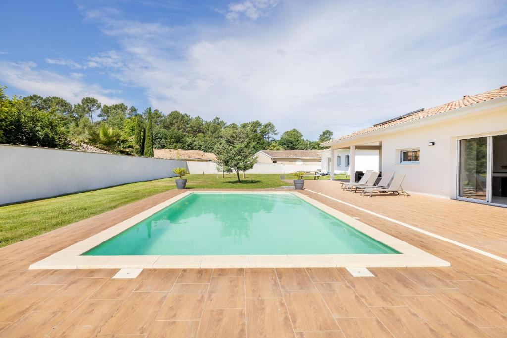 einen Pool im Hinterhof eines Hauses in der Unterkunft Villa Lumière Ychoux in Ychoux