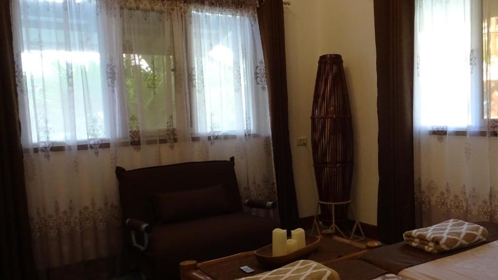 Una cama o camas en una habitación de Threshershack Inn