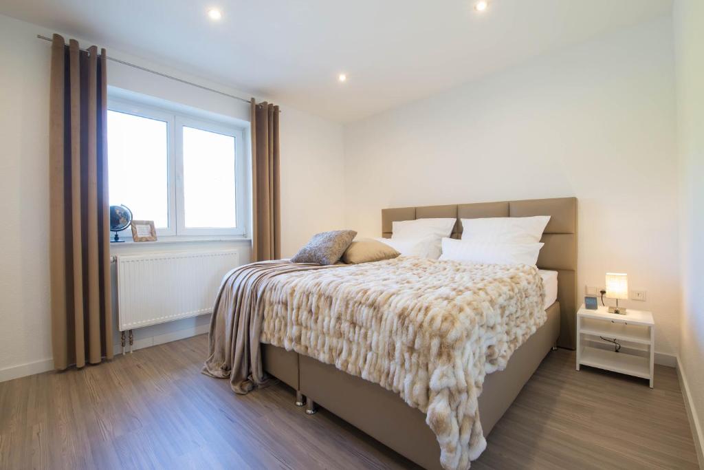 1 dormitorio con cama y ventana en Luxury Luisenthal, en Völklingen