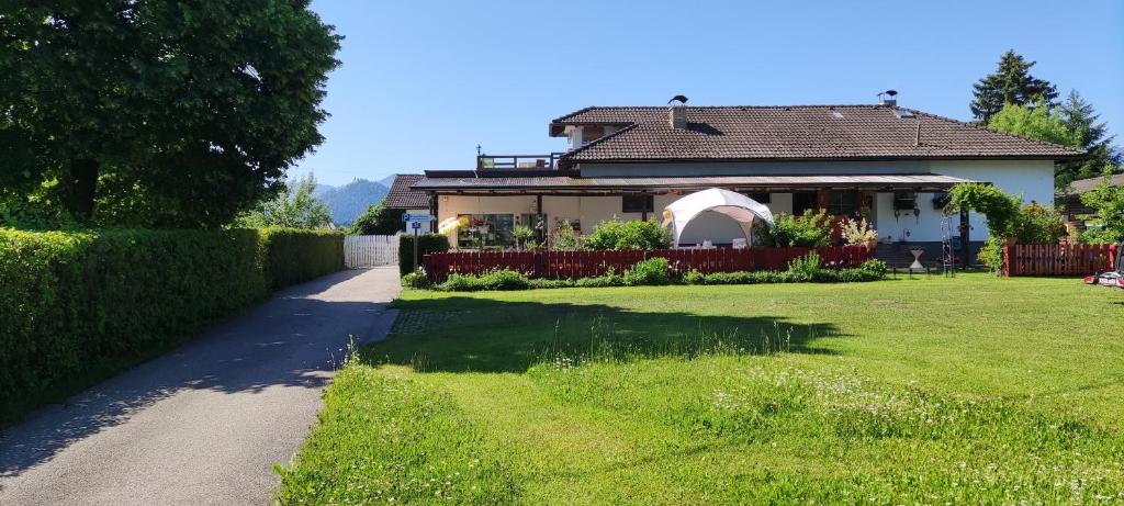 una casa con un sentiero che conduce a un cortile di Landhaus Noreia a Sankt Kanzian