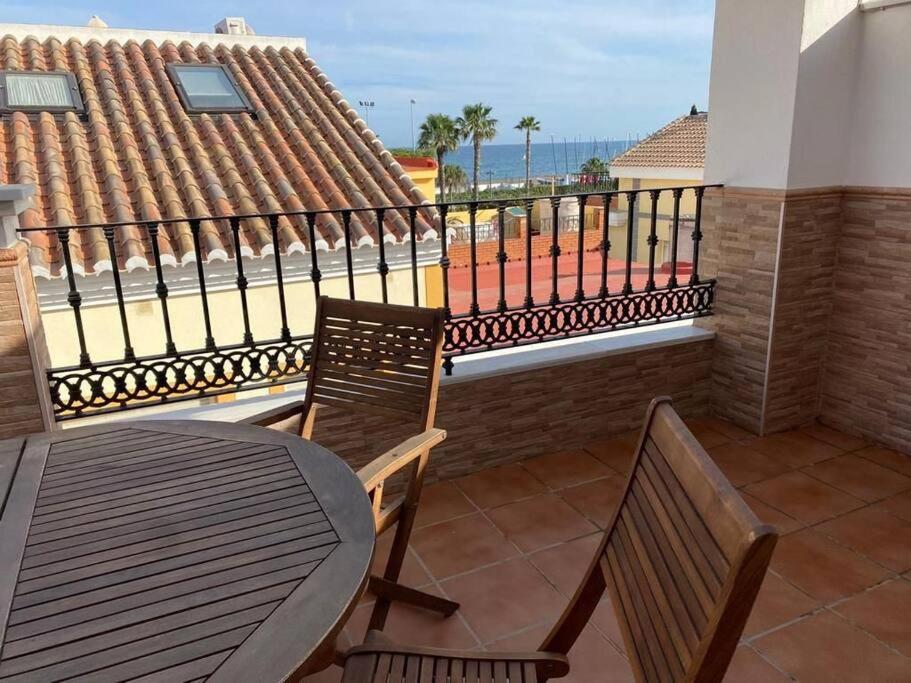 balcone con tavolo, sedie e vista sull'oceano di Apartamento Club Nautico By Solymar Holiday a Torre del Mar