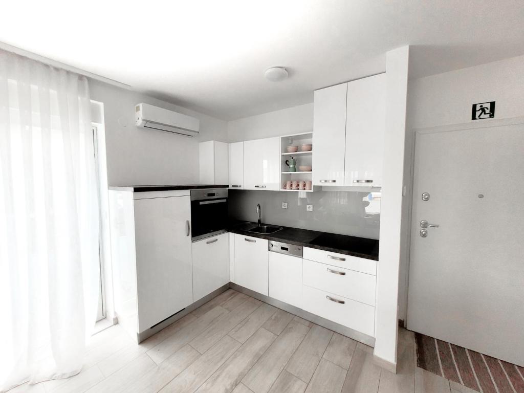 Kuchyňa alebo kuchynka v ubytovaní Rosemarie Beach Suites Zadar