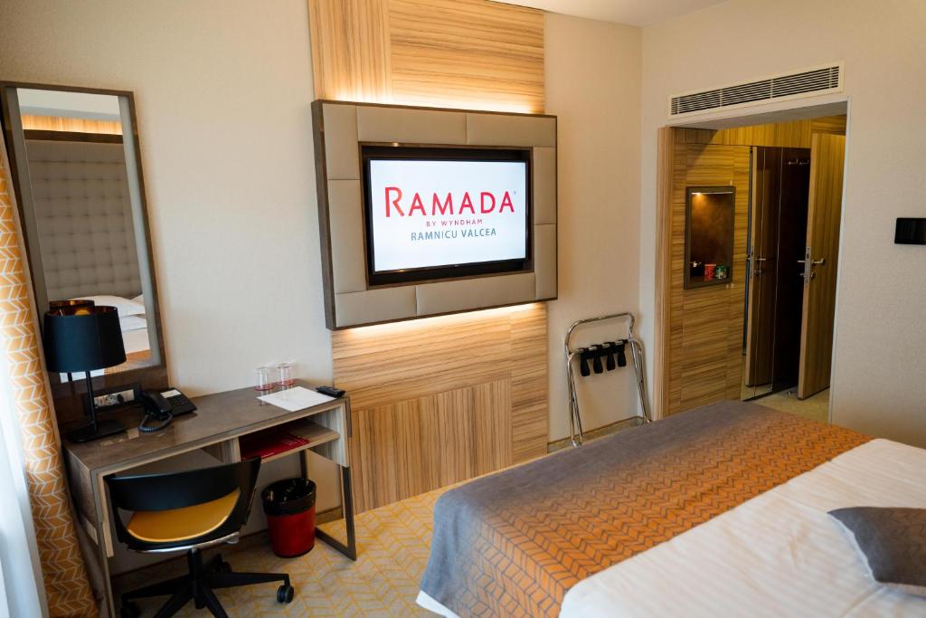 TV a/nebo společenská místnost v ubytování Ramada by Wyndham Ramnicu Valcea