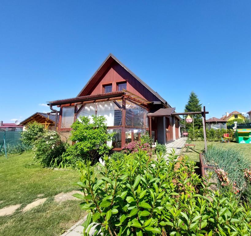 ein kleines Haus mit Garten davor in der Unterkunft Chalupa Miška in Gôtovany