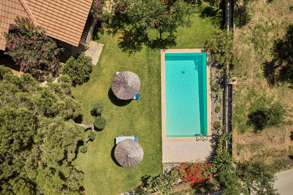 Bazén v ubytovaní Gerakas Stone House Villa alebo v jeho blízkosti