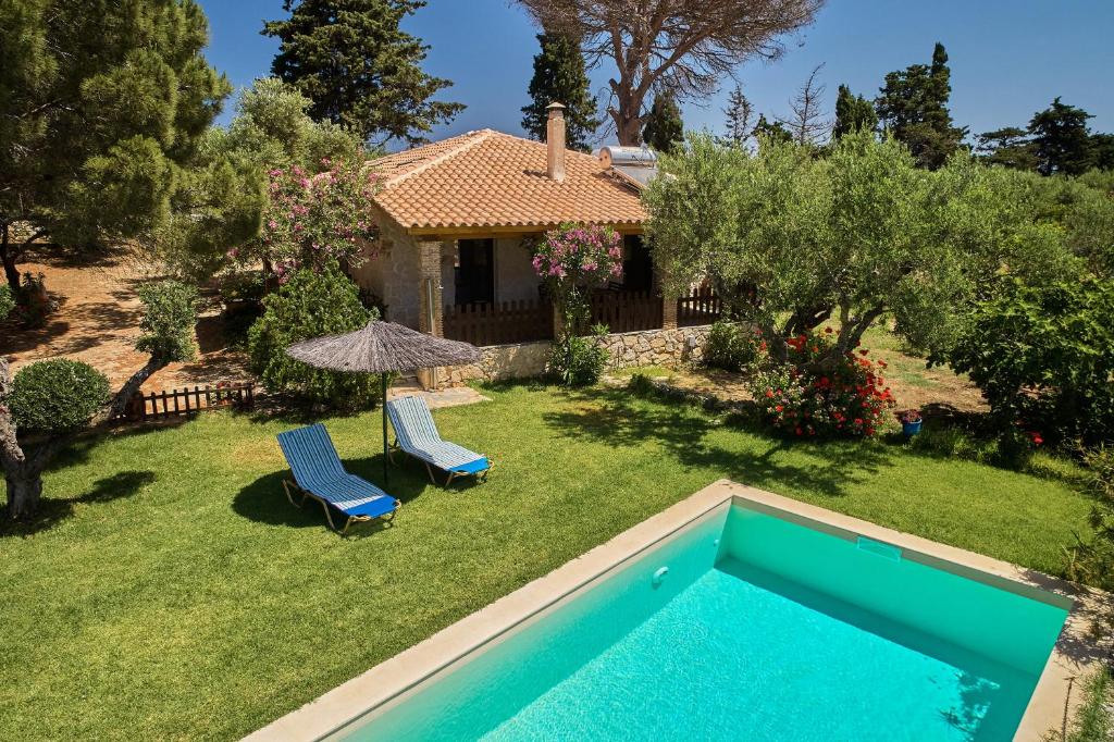 Bazén v ubytovaní Gerakas Stone House Villa alebo v jeho blízkosti