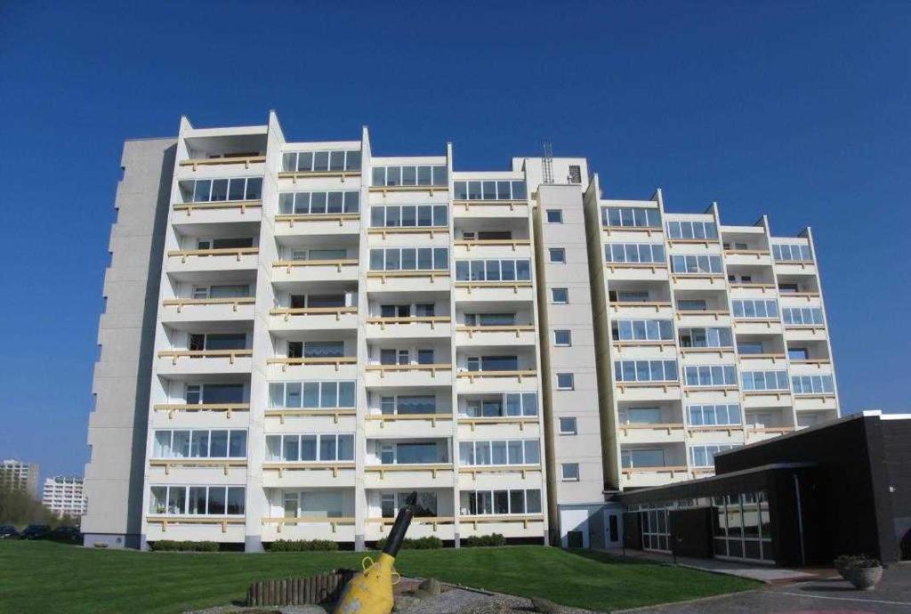 um grande edifício branco com uma banana à frente em Residenz Atlantic em Cuxhaven