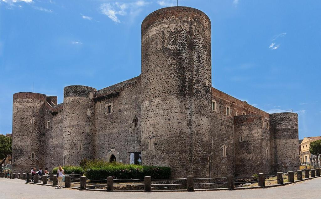ein großes Schloss mit Leuten, die davor stehen in der Unterkunft Agata Blu in Catania
