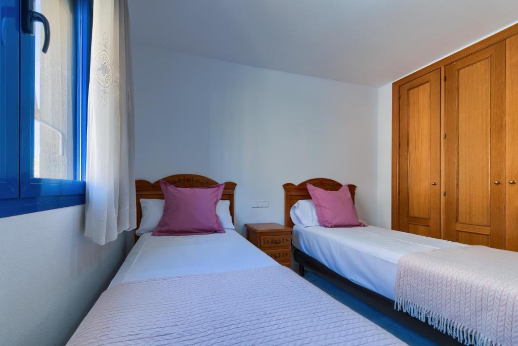 Łóżko lub łóżka w pokoju w obiekcie Holidays2Malaga Ayala 450 mts from beach & Terrace