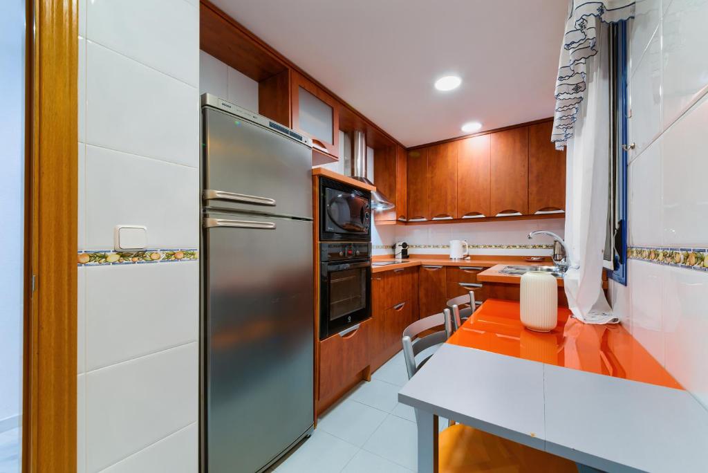 Kuchnia lub aneks kuchenny w obiekcie Holidays2Malaga Ayala 450 mts from beach & Terrace