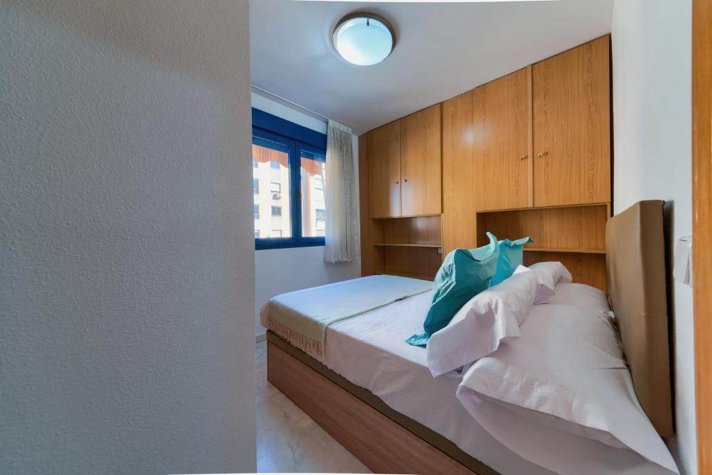 Łóżko lub łóżka w pokoju w obiekcie Holidays2Malaga Ayala 450 mts from beach & Terrace