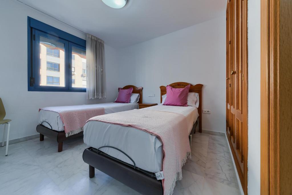 Łóżko lub łóżka w pokoju w obiekcie Holidays2Malaga Ayala 450 mts from beach & Terrace