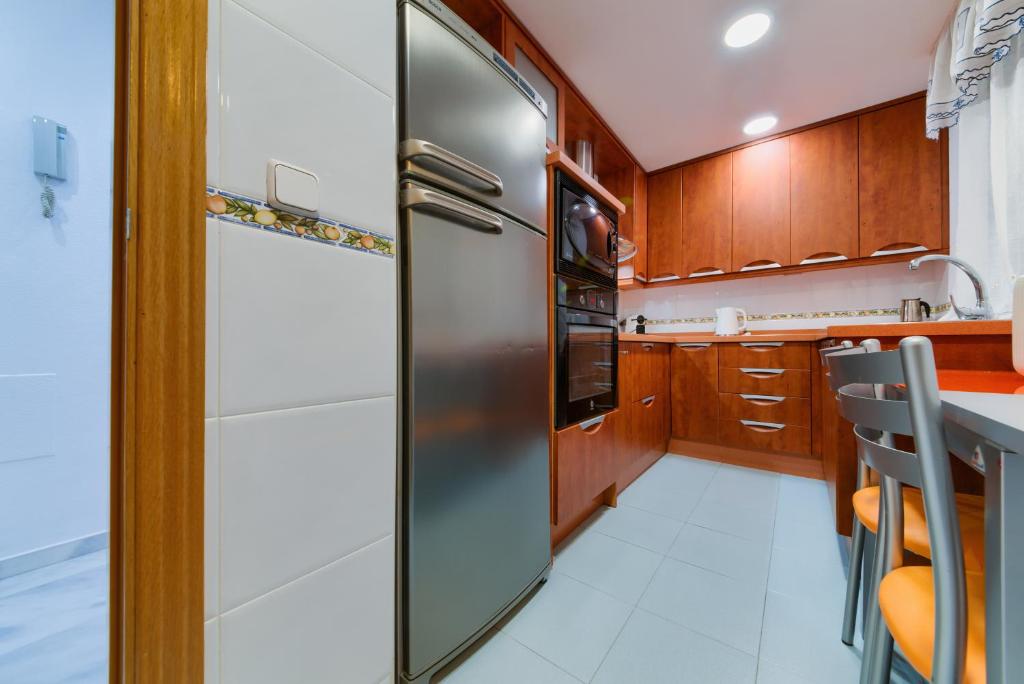 Kuchnia lub aneks kuchenny w obiekcie Holidays2Malaga Ayala 450 mts from beach & Terrace