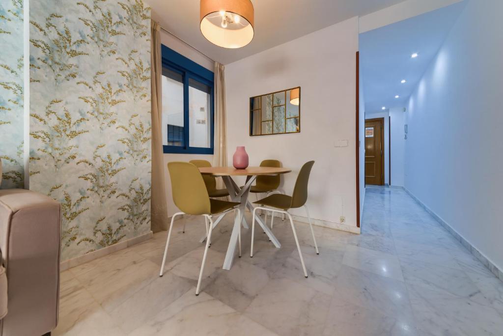 jadalnia ze stołem i krzesłami w obiekcie Holidays2Malaga Ayala 450 mts from beach & Terrace w Maladze