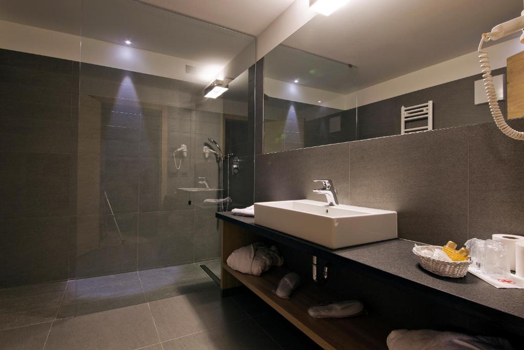 Koupelna v ubytování Design & Suite Hotel Ciarnadoi