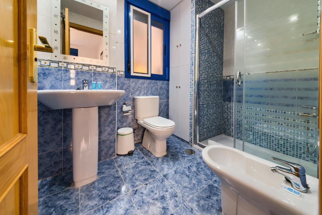 Łazienka w obiekcie Holidays2Malaga Ayala 450 mts from beach & Terrace