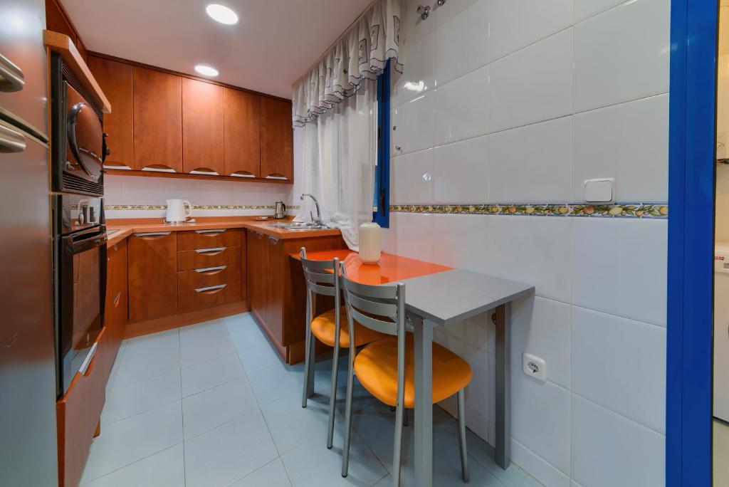Kuchnia lub aneks kuchenny w obiekcie Holidays2Malaga Ayala 450 mts from beach & Terrace