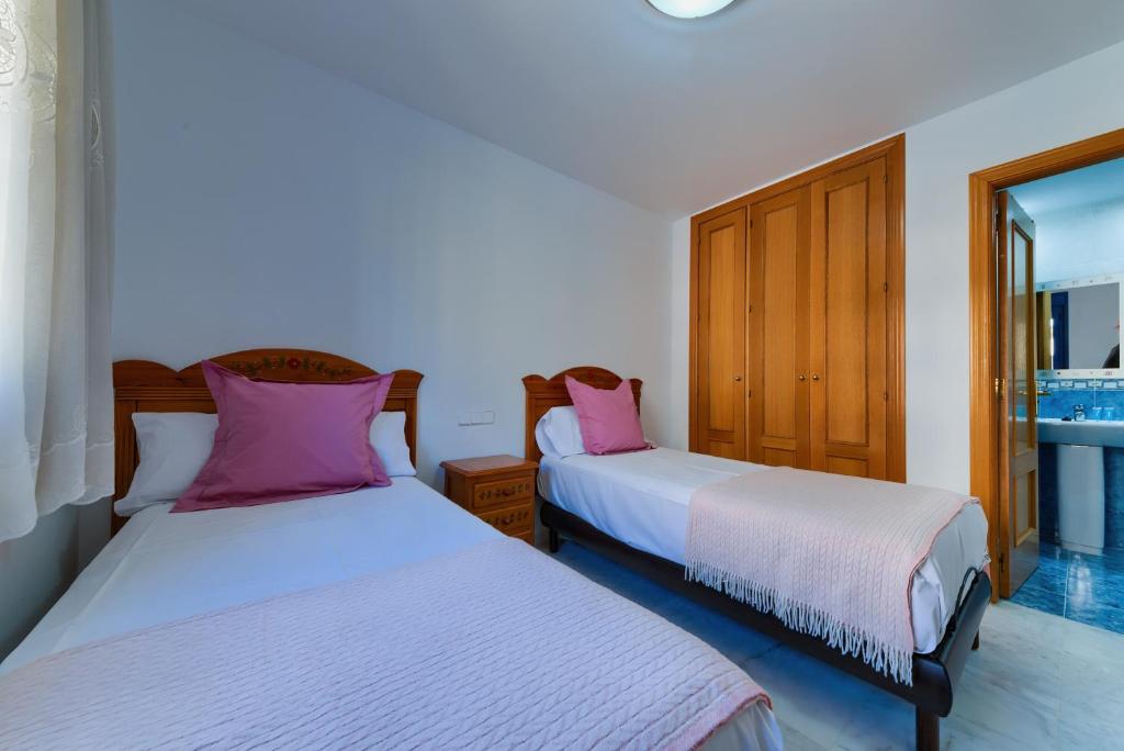 Łóżko lub łóżka w pokoju w obiekcie Holidays2Malaga Ayala 450 mts from beach & Terrace