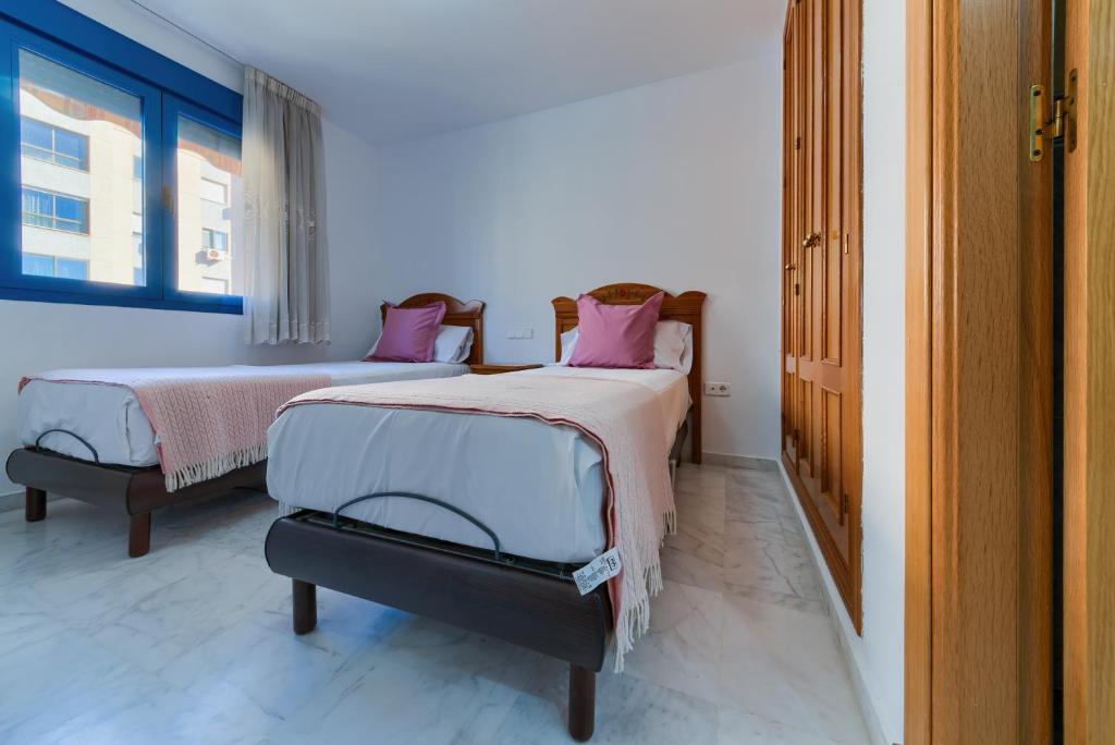 Łóżko lub łóżka w pokoju w obiekcie Holidays2Malaga Ayala 450 mts from beach & Terrace