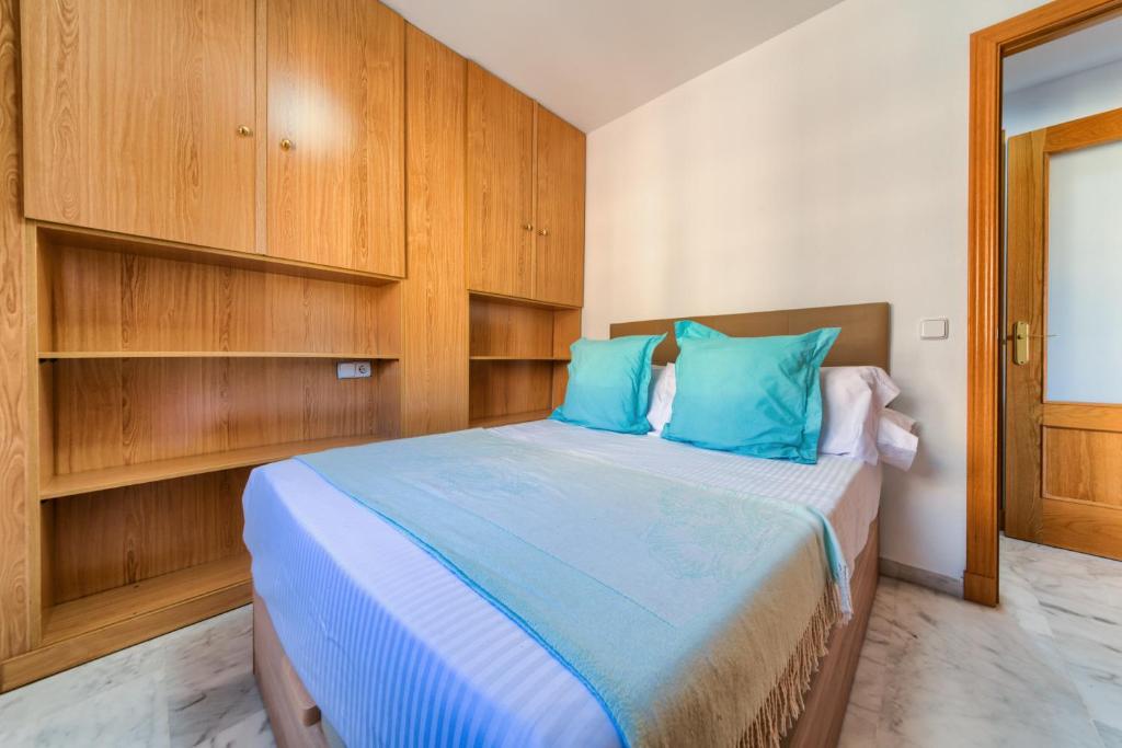 Łóżko lub łóżka w pokoju w obiekcie Holidays2Malaga Ayala 450 mts from beach & Terrace