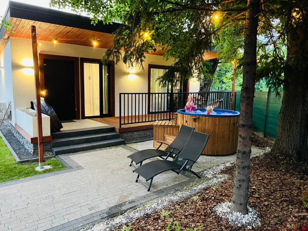 Zahrada ubytování WRZOS resort & wellness **** DOMKI CAŁOROCZNE