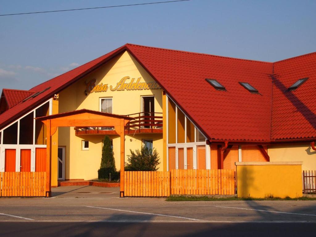 un edificio con techo rojo en Casa Ardeleneasca, en Timisoara