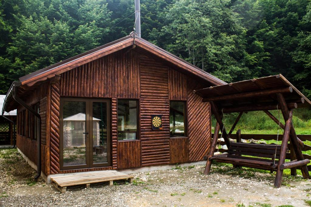 Lodge Cabana Barlogul Lupilor, Berevoeşti, Romania - Booking.com