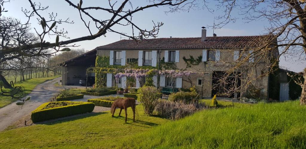 Vonkajšia záhrada v ubytovaní Maison familiale de charme