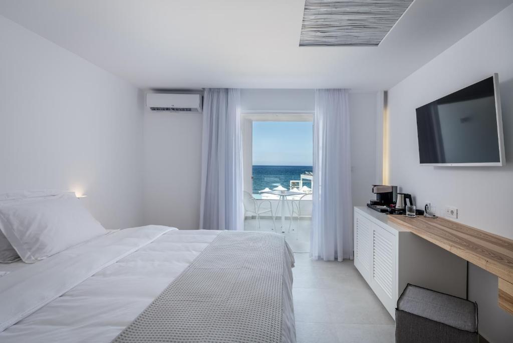 Кровать или кровати в номере Kantouni Beach Boutique Hotel