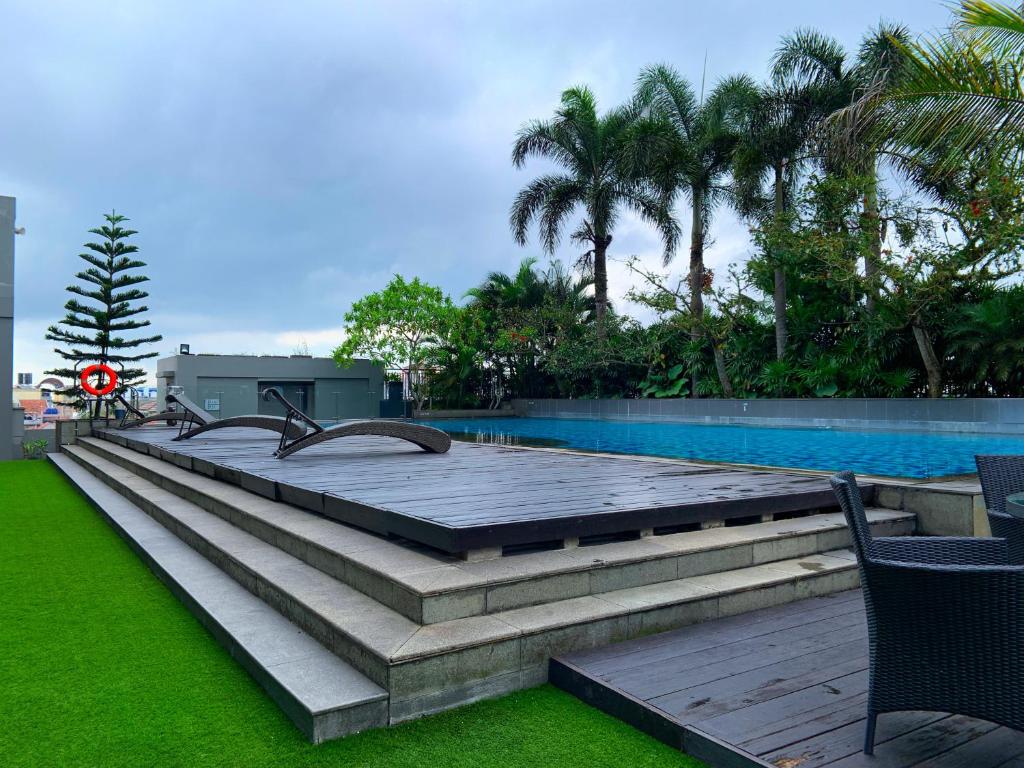 Bazén v ubytování Hotel Santika Tasikmalaya nebo v jeho okolí