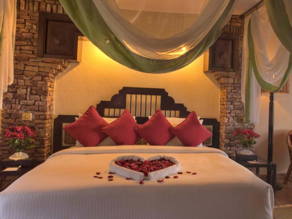 Rúm í herbergi á Sarova Shaba Game Lodge